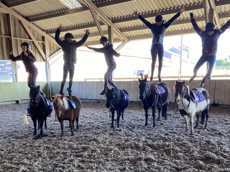 Groupe d'enfant avec chevaux dans le manège
