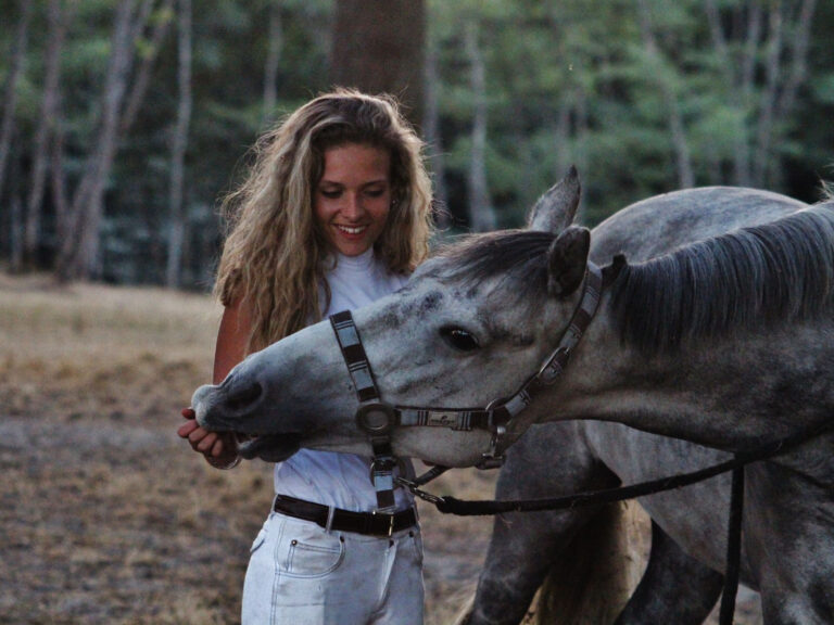 Jeune fille avec son cheval